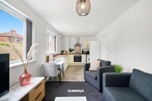Setusvæði á 1 Sarah House by Truestays - 2 Bedroom Apartment - FREE Wifi & Parking
