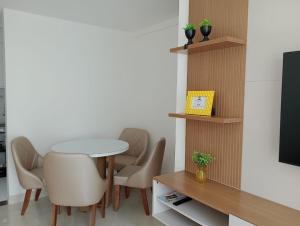 ein kleines Esszimmer mit einem Tisch und Stühlen in der Unterkunft La Palma 204 - Apartamento na Praia dos Milionários - Ilhéus/BA in Ilhéus