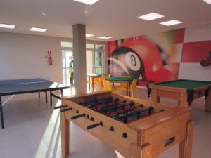 ein Zimmer mit Tischtennisplatten und Tischtennisbällen in der Unterkunft La Palma 204 - Apartamento na Praia dos Milionários - Ilhéus/BA in Ilhéus