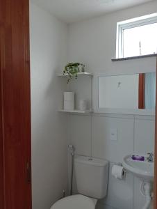 un bagno bianco con un water e un lavandino di La Palma 204 - Pé na Areia - Praia dos Milionários - Condomínio VOG Atlântico a Ilhéus