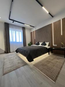 布加勒斯特Lagoon Studio 706的一间卧室,配有一张大床和一扇大窗户。