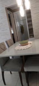 uma mesa de jantar com uma tigela em cima em Ap 1 quarto Mobiliado em Gravataí