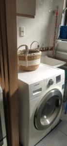 um cesto em cima de uma máquina de lavar roupa em Ap 1 quarto Mobiliado em Gravataí