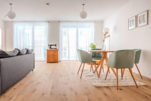 uma sala de estar com mesa e cadeiras em Krems Deluxe Apartments - Newly built em Krems an der Donau