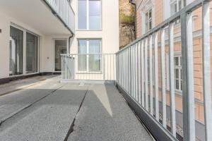 uma varanda vazia de um edifício de apartamentos em Krems Deluxe Apartments - Newly built em Krems an der Donau