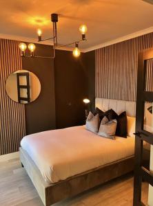 ein Schlafzimmer mit einem großen Bett mit schwarzen Wänden in der Unterkunft Wolf Inn Serviced Accommodation in Lowestoft
