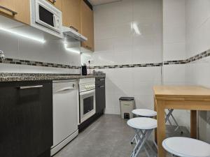 Köök või kööginurk majutusasutuses 1A120 Coqueto y tranquilo apto en Gijón