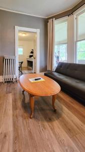 uma sala de estar com uma mesa de centro e um sofá em Port Huron Temp Stays - Apartment 1 em Port Huron