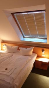 ツェンピンにある"Ab zum Strand"のベッドルーム1室(大型ベッド1台、窓付)