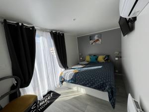 una piccola camera con letto e finestra di Cottage haut de gamme 6 personnes avec spa & wifi a Sainte-Foy