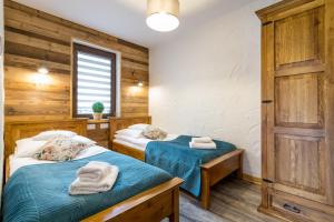 Posteľ alebo postele v izbe v ubytovaní ARAMIKA apartamenty