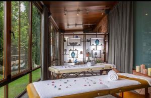 KachretʼiにあるVilla Ambassadori Kachreti Golf Resortのベッド2台と大きな窓が備わる客室です。