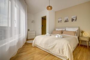 a bedroom with a large bed with towels on it at Exklusive 3-Zimmer Luxus-Maisonette in Hochheim - Nähe Frankfurt Flughafen, Wiesbaden und Mainz in Hochheim am Main