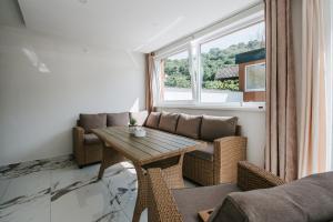 Khu vực ghế ngồi tại Villa Tina