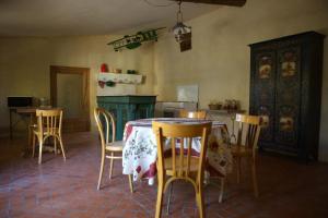 Habitación con mesa, sillas y cocina. en gîte Mas Antinea, en Mazan