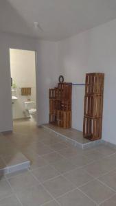 Habitación con 2 armarios de madera y baño. en Casa Paraíso tropical, en Techoh