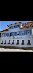 ein Hotel mit einem Schild an der Vorderseite in der Unterkunft Hotel Anker in Rottenburg + 34 Fotos