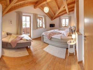 Postel nebo postele na pokoji v ubytování Ferienhaus Naturzauber - Chiemgau Karte