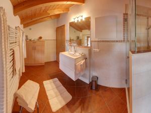 Ένα μπάνιο στο Ferienhaus Naturzauber - Chiemgau Karte +38 φωτογραφίες