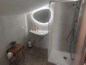 シローロにあるLa Buganvillaのバスルーム(シャワー、シンク、鏡付)