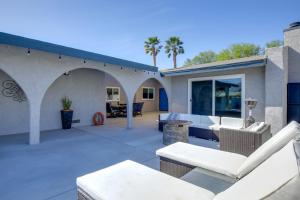 Χώρος καθιστικού στο Theater Room and Pool Deck Retreat in Palm Desert!