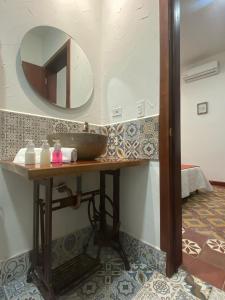 a bathroom with a sink and a mirror at Hotel Boutique Iyarí in Palmira