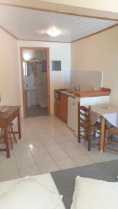 Kuchyň nebo kuchyňský kout v ubytování Aggelika Apartments