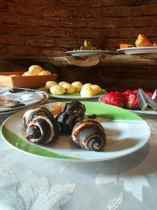 een bord voedsel op een tafel met borden voedsel bij Pousada Inconfidência Mineira in Ouro Preto