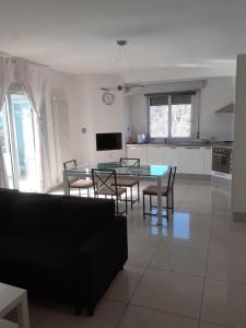 een woonkamer met een tafel en stoelen en een keuken bij GOLD HOUSE in Maranello