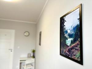 una foto colgada en una pared en una habitación en MMRent Waterfall Room en Gdansk