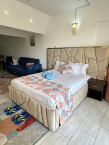1 dormitorio con 1 cama grande y 1 sofá en Sea la vie II en Kwale