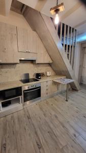 uma cozinha com um fogão e uma bancada em AGALI HOUSE em Limenaria