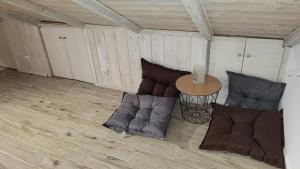 uma sala de estar com um sofá e uma mesa em AGALI HOUSE em Limenaria