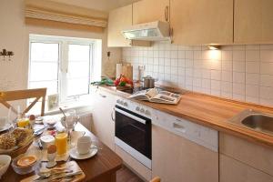 una cucina con piano in legno e tavolo di Auer-Werksteed a Süddorf