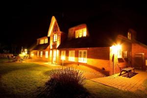 una grande casa di notte con luci sopra di Auer-Werksteed a Süddorf 1 altra foto