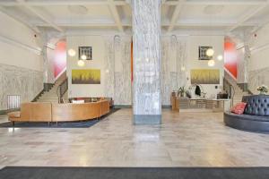 eine Lobby mit einer Treppe und eine große Lobby mit in der Unterkunft Cozy & Comfy Studio Apartment - Del Prado 418 in Chicago