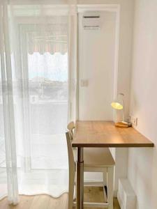 アンティーブにあるLe Greco : Apt 6 Prs, 3 Ch, Parking, Climの窓際の椅子付き木製テーブル