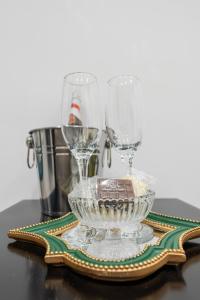 Dos copas de vino sobre una mesa en Maison Morghen, en Nápoles