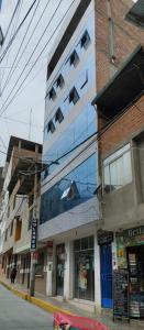 un edificio con ventanas en el lateral de una calle en Hostal Panoramic, en Churín
