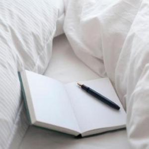 un bolígrafo y un libro abierto en una cama en Sheraton Hotel Denver Tech Center, en Greenwood Village