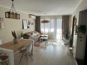uma sala de estar com um sofá e uma mesa em Samuil em Burgas