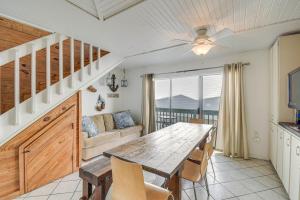 格尔夫海岸Next to Gulf Shores Public Beach Condo with Pool!的带桌子和沙发的客厅