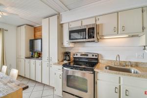 Next to Gulf Shores Public Beach Condo with Pool!的厨房或小厨房