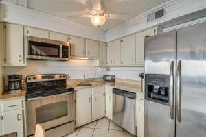 Next to Gulf Shores Public Beach Condo with Pool!的厨房或小厨房