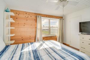 格尔夫海岸Next to Gulf Shores Public Beach Condo with Pool!的一间带大床和窗户的卧室 更多17张照片