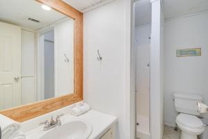Next to Gulf Shores Public Beach Condo with Pool!的一间浴室