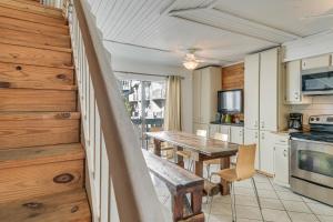 Next to Gulf Shores Public Beach Condo with Pool!的厨房或小厨房