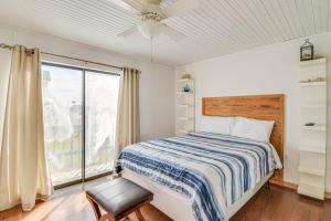 格尔夫海岸Next to Gulf Shores Public Beach Condo with Pool!的一间卧室，里面有一张床、一把椅子和一扇窗户