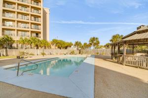 Next to Gulf Shores Public Beach Condo with Pool!内部或周边的泳池