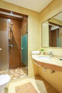 y baño con ducha, lavabo y aseo. en Résidence En-Nour - Gauthier, en Casablanca
